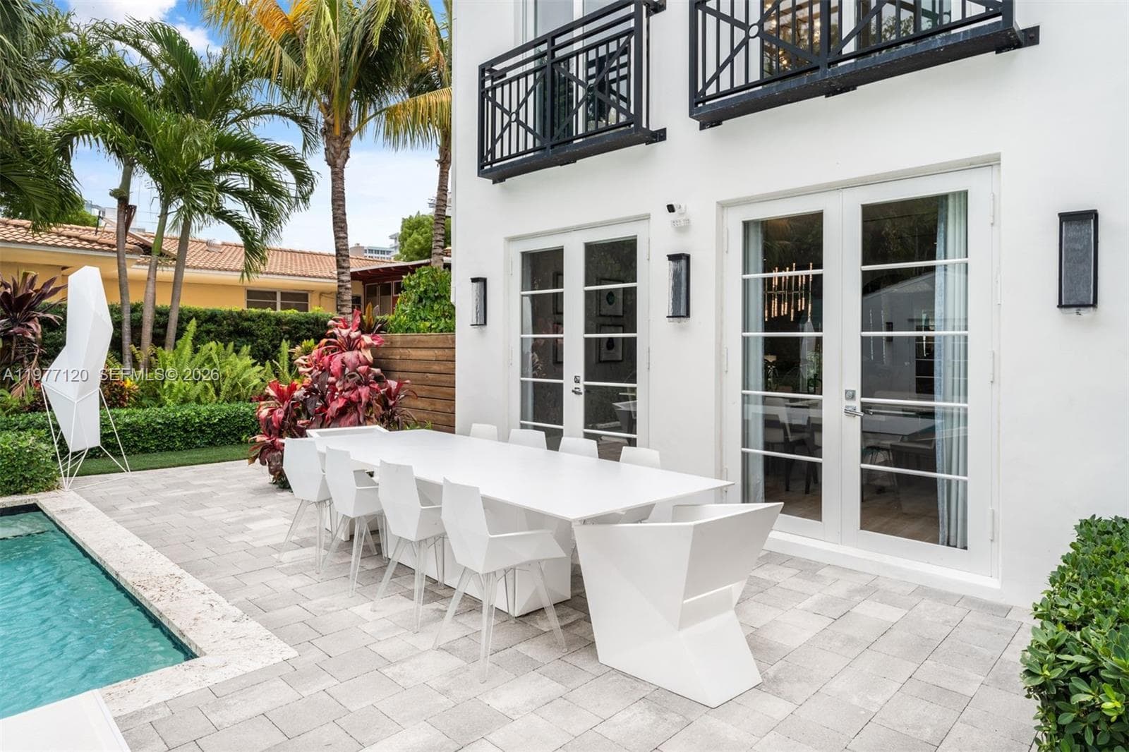 2887 Pine Tree Dr, Miami Beach FL 33140 — 17