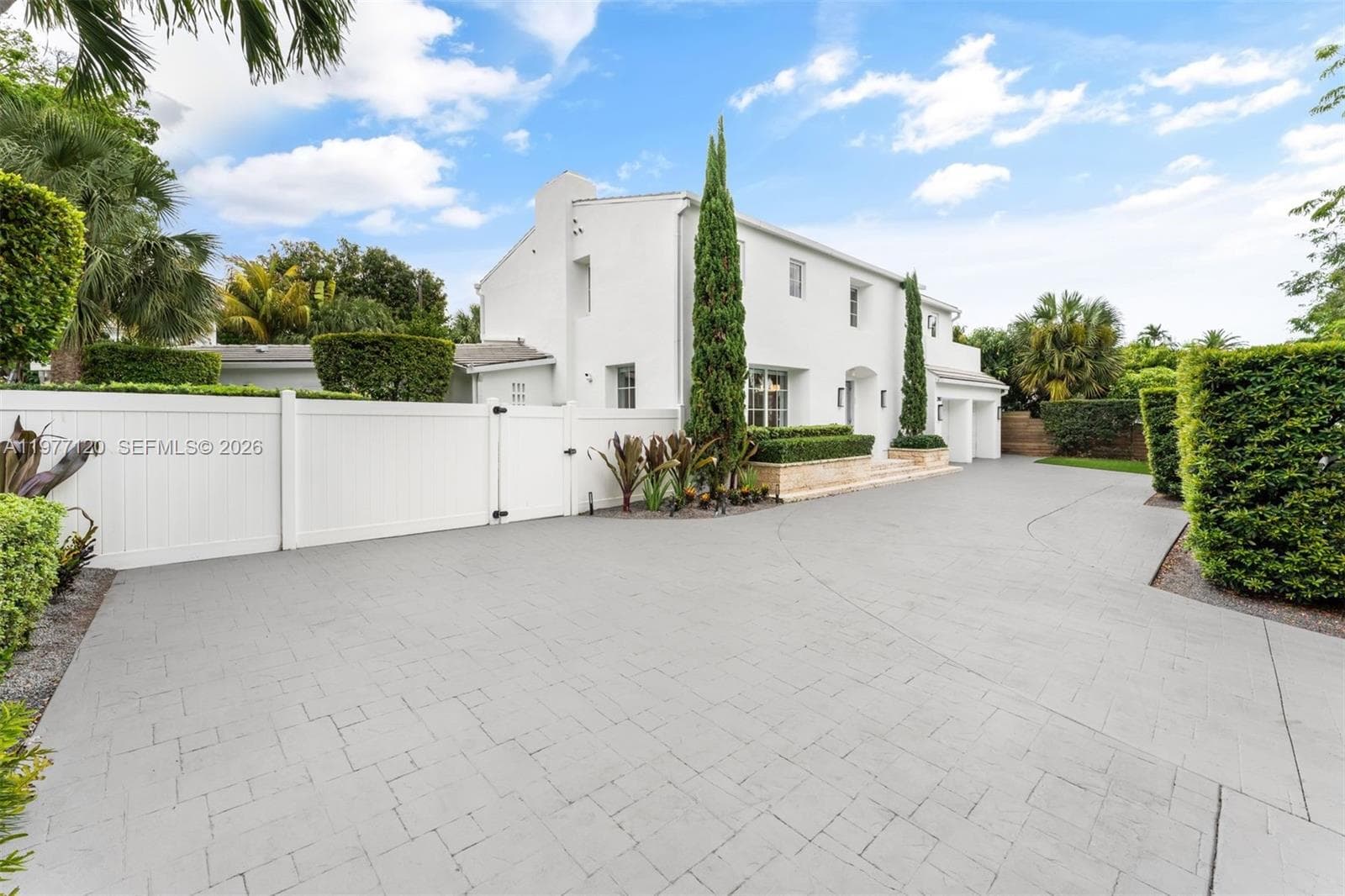 2887 Pine Tree Dr, Miami Beach FL 33140 — 38