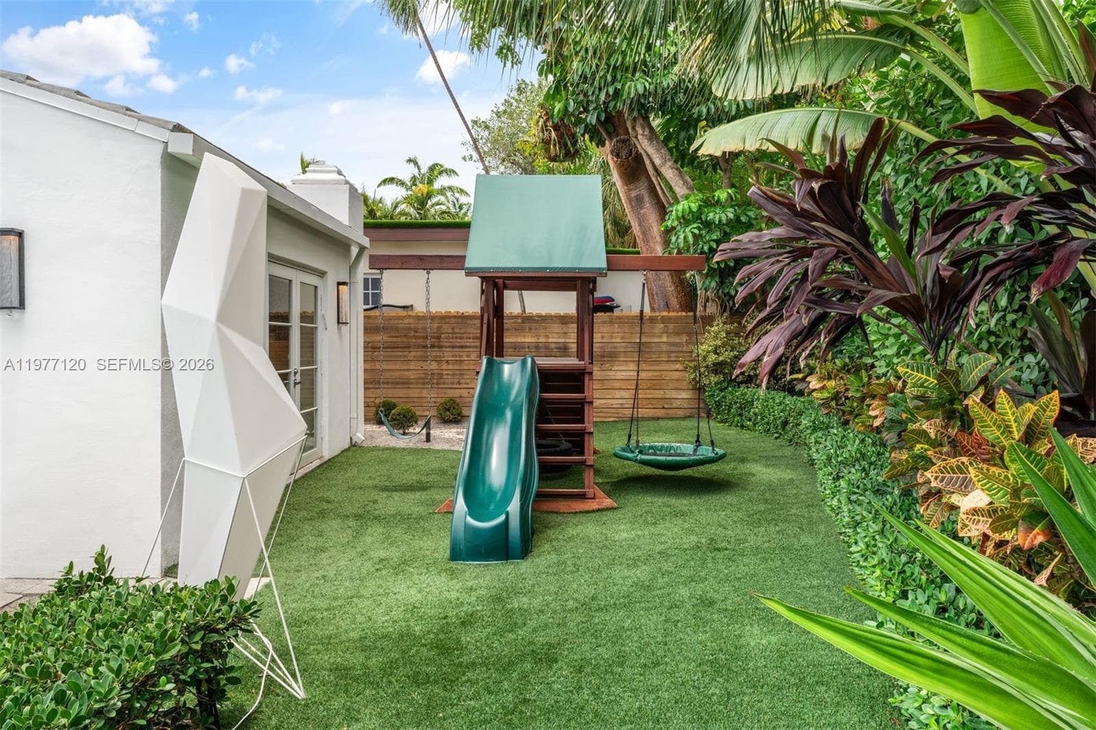 2887 Pine Tree Dr, Miami Beach FL 33140 — 37
