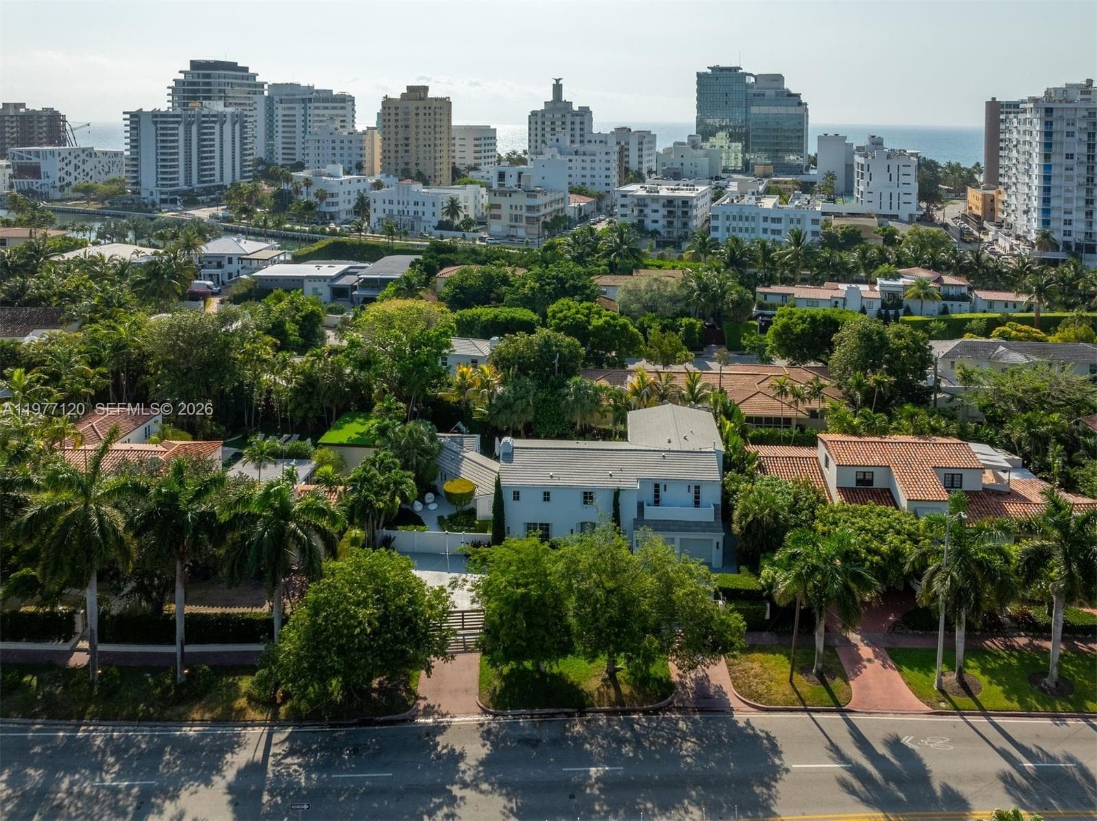 2887 Pine Tree Dr, Miami Beach FL 33140 — 40