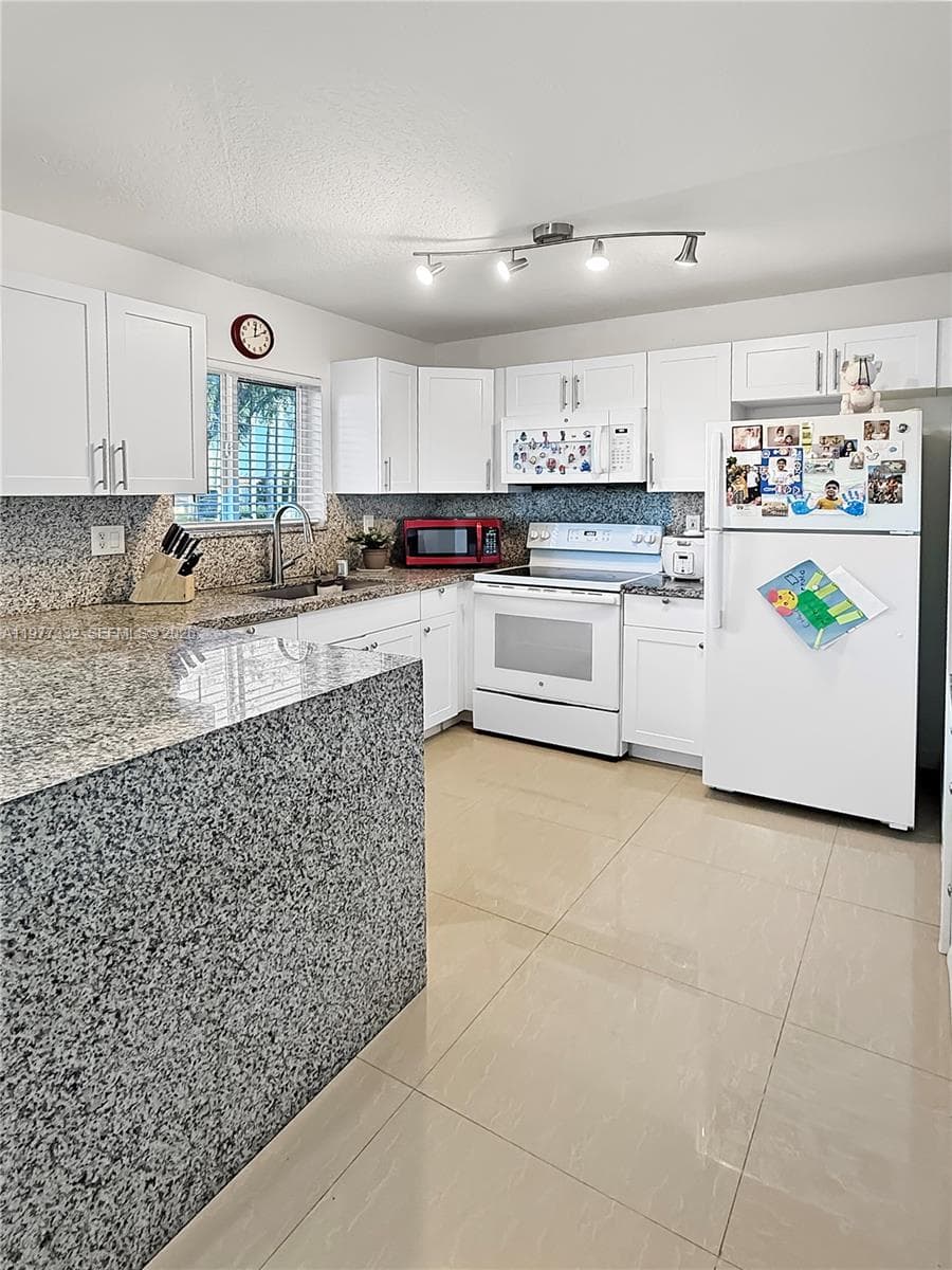 945 NE 34th Ave # 204, Homestead FL 33033 — 8