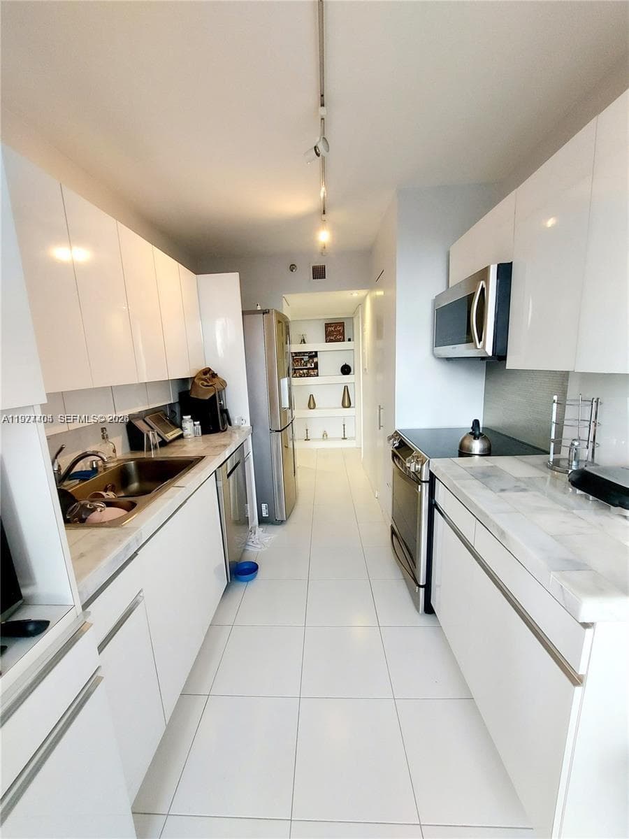 1000 W Island Blvd # 508, Aventura FL 33160 — 3