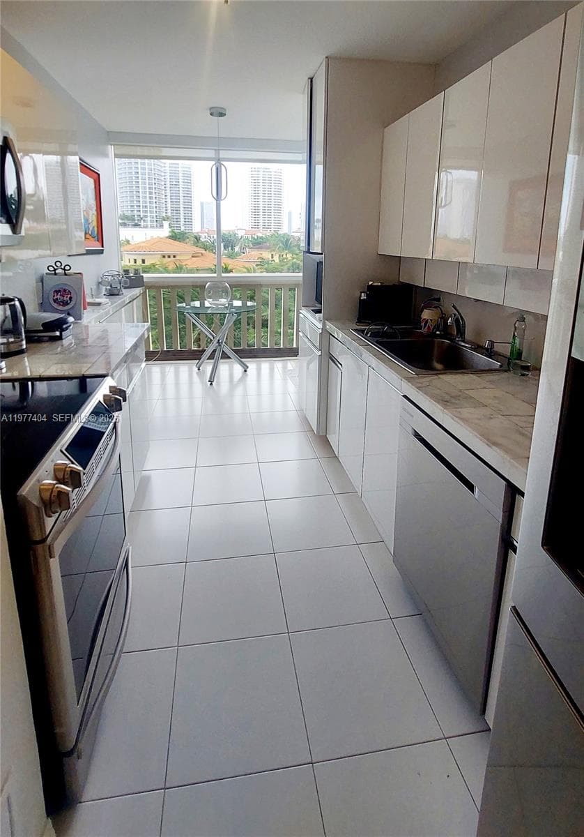 1000 W Island Blvd # 508, Aventura FL 33160 — 4