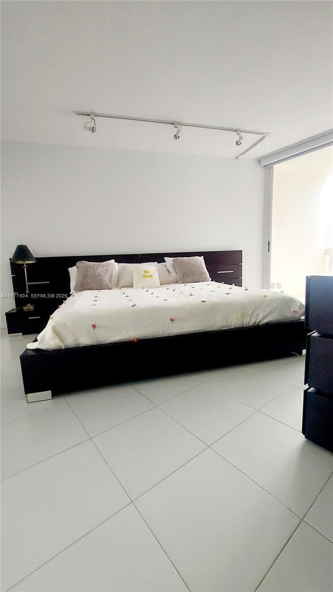 1000 W Island Blvd # 508, Aventura FL 33160 — 8