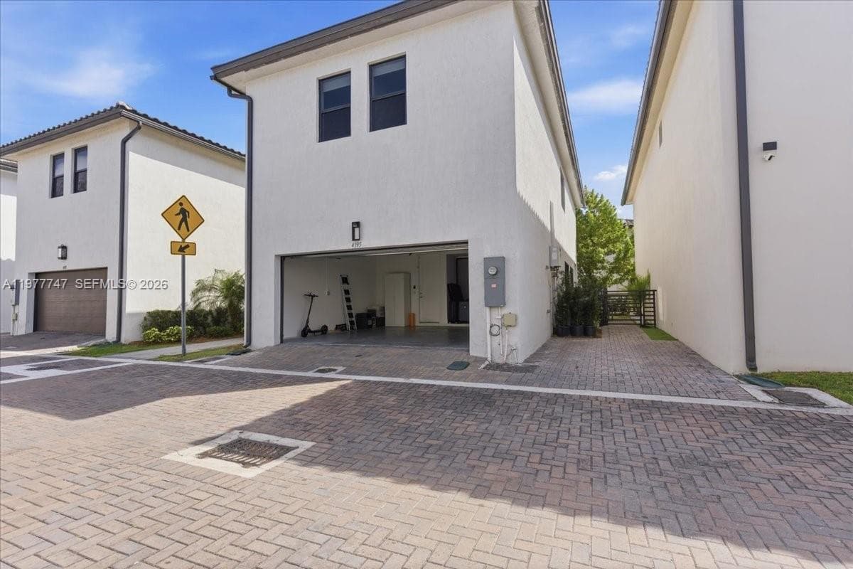 4395 NW 80th Ct, Doral FL 33166 — 19
