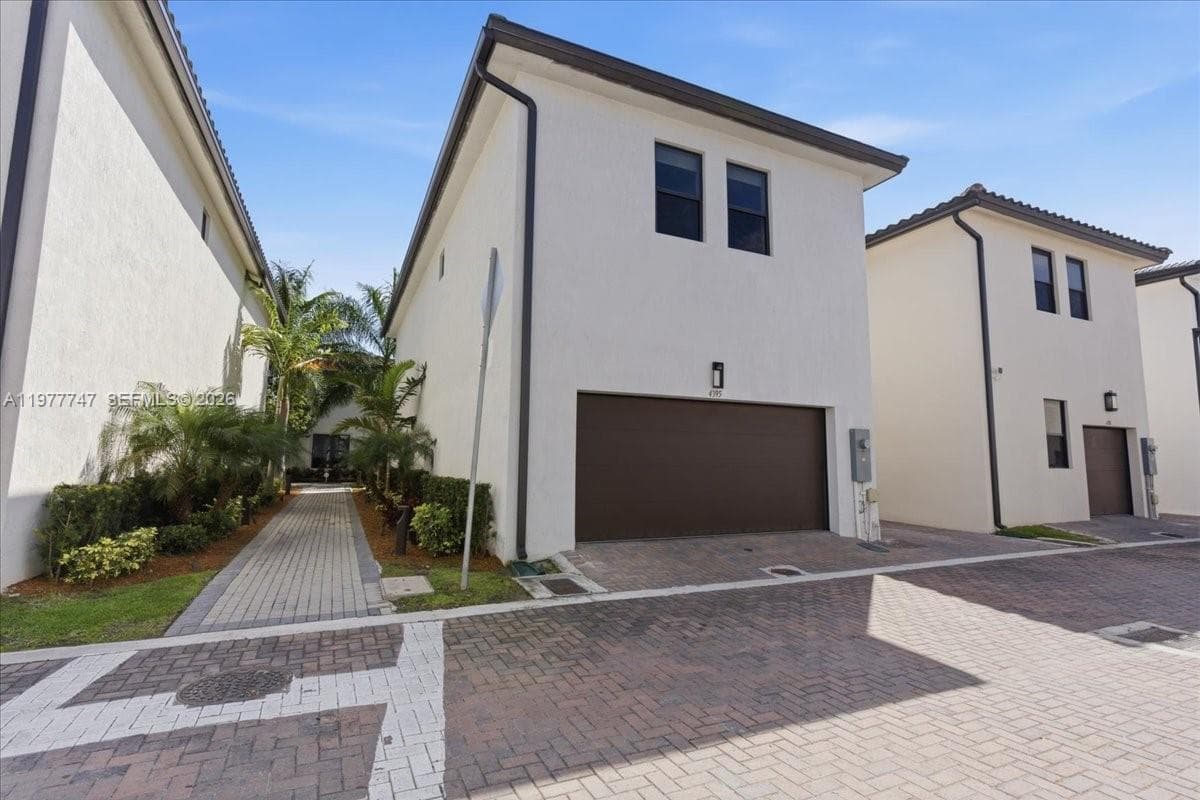 4395 NW 80th Ct, Doral FL 33166 — 21