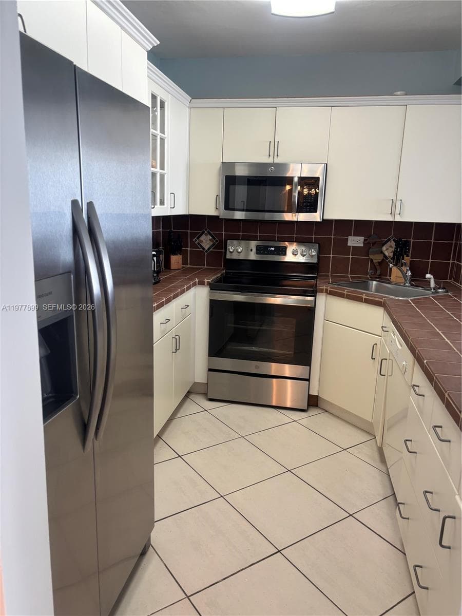 5601 Collins Ave # 505, Miami Beach FL 33140 — 10