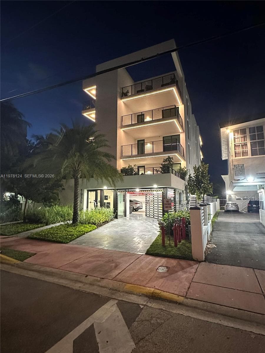 1930 Bay Dr # 4, Miami Beach FL 33141 — 32