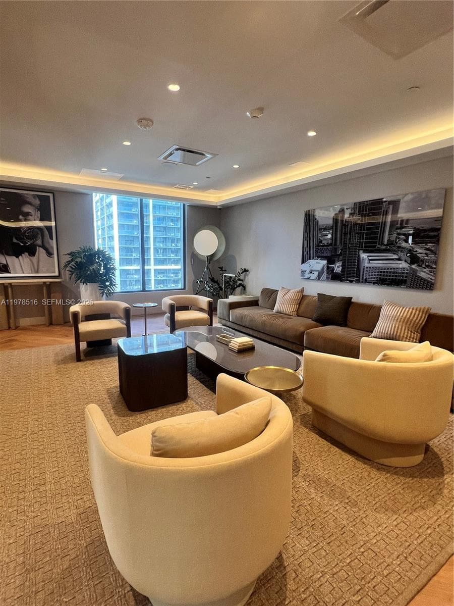 121 NE 5th st # 3400, Miami FL 33132 — 12