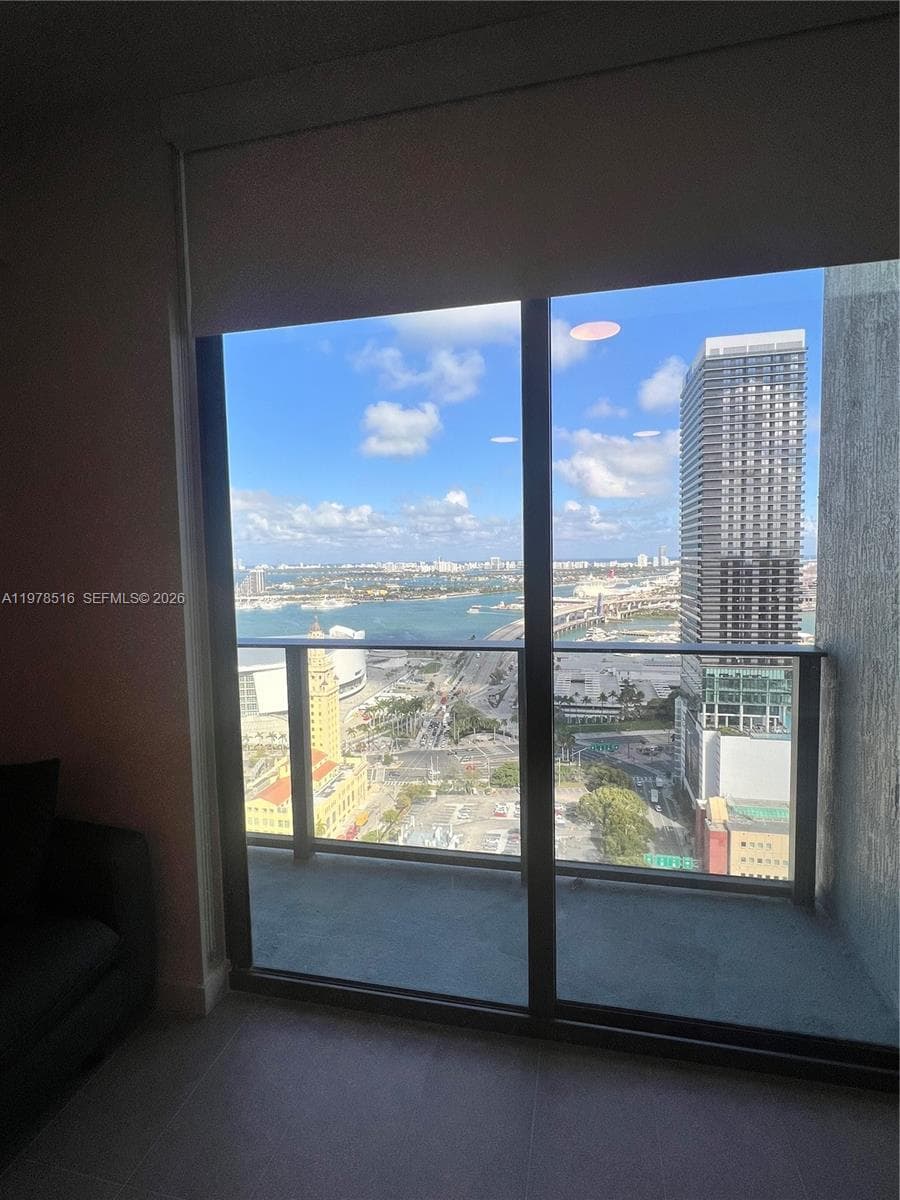 121 NE 5th st # 3400, Miami FL 33132 — 3