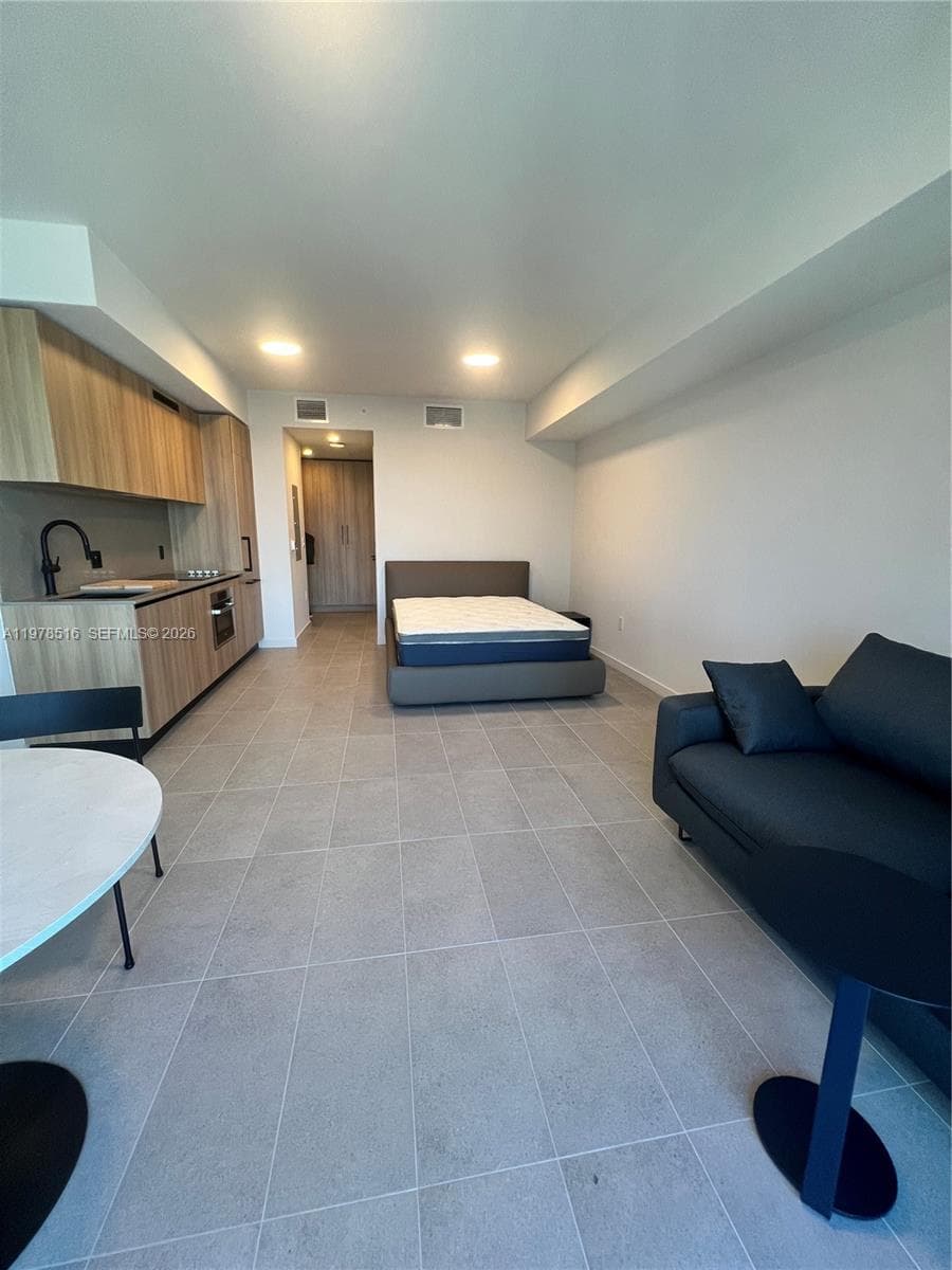 121 NE 5th st # 3400, Miami FL 33132 — 5
