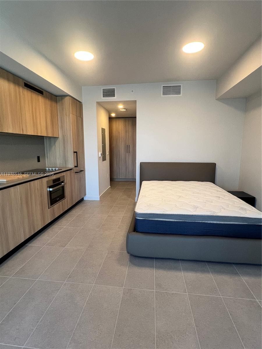 121 NE 5th st # 3400, Miami FL 33132 — 10