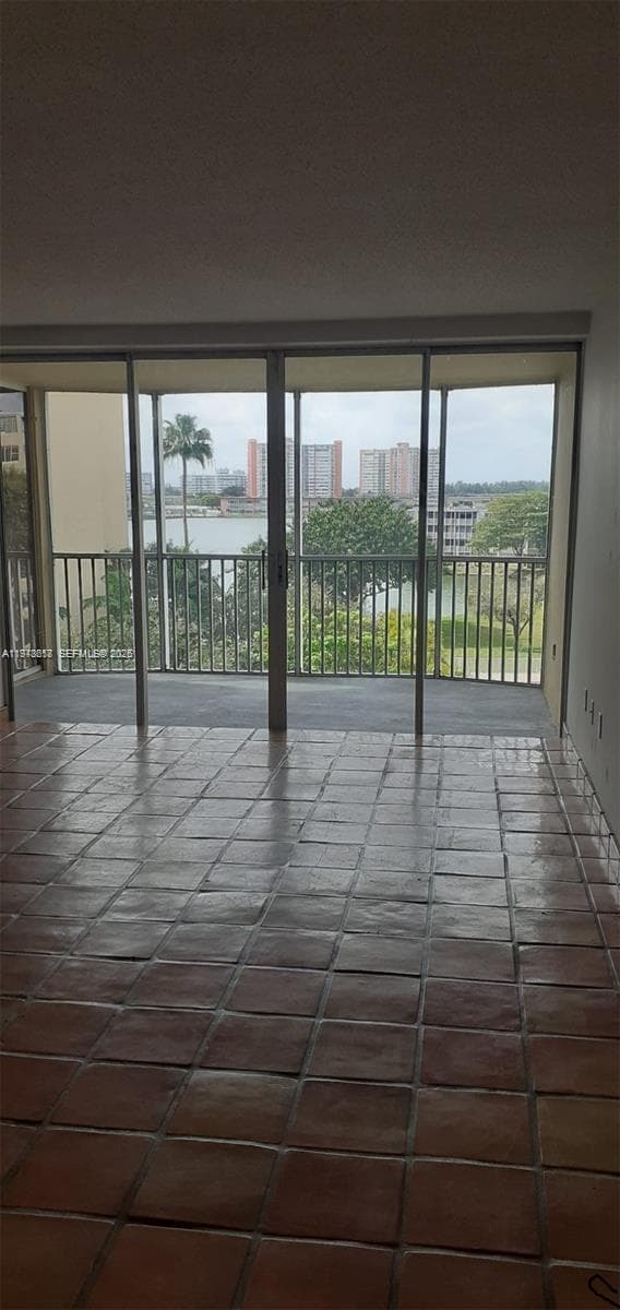 1750 NE 191st St # 3, Miami FL 33179 — 3