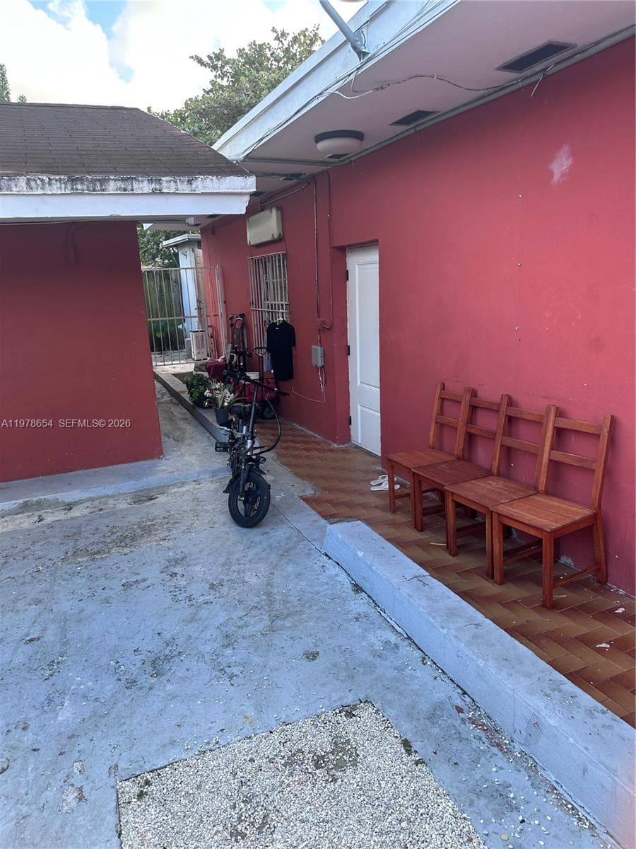 324 NW 47th St, Miami FL 33127 — 7