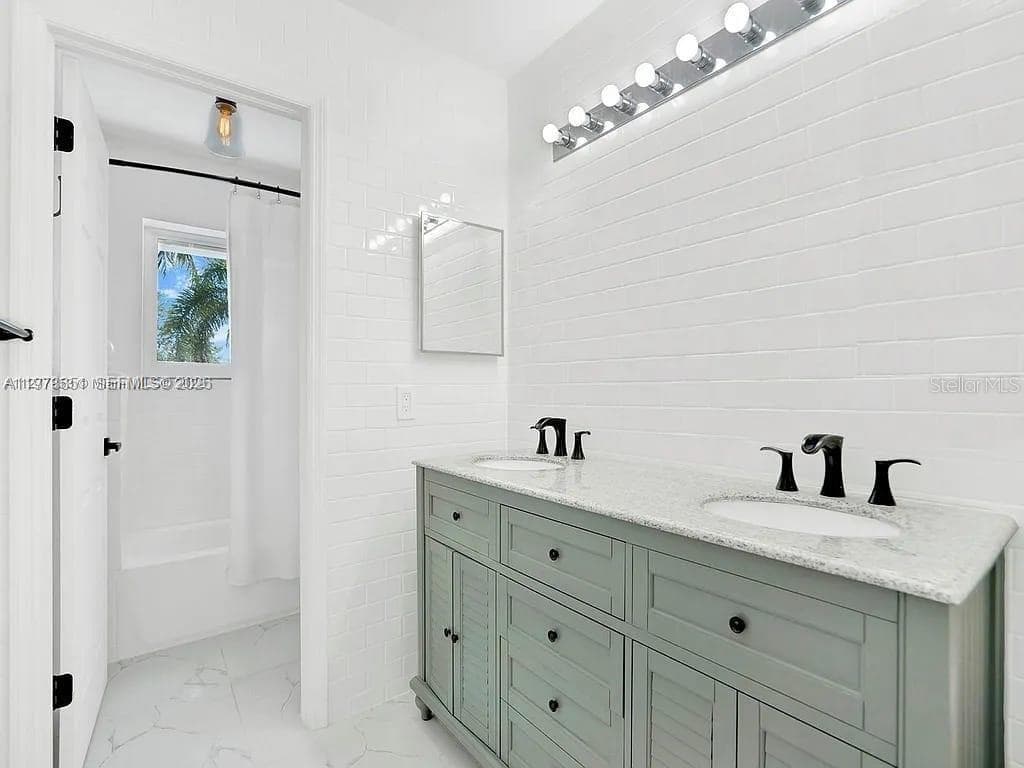 15945 NW 82nd Ct, Miami Lakes FL 33016 — 22