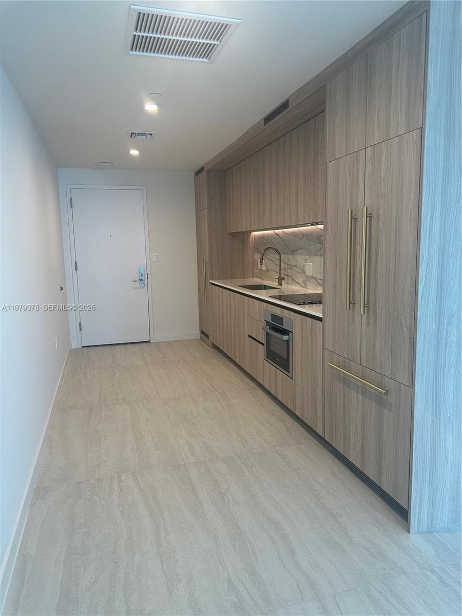 77 SE 5th # 2514, Miami FL 33131 — 2