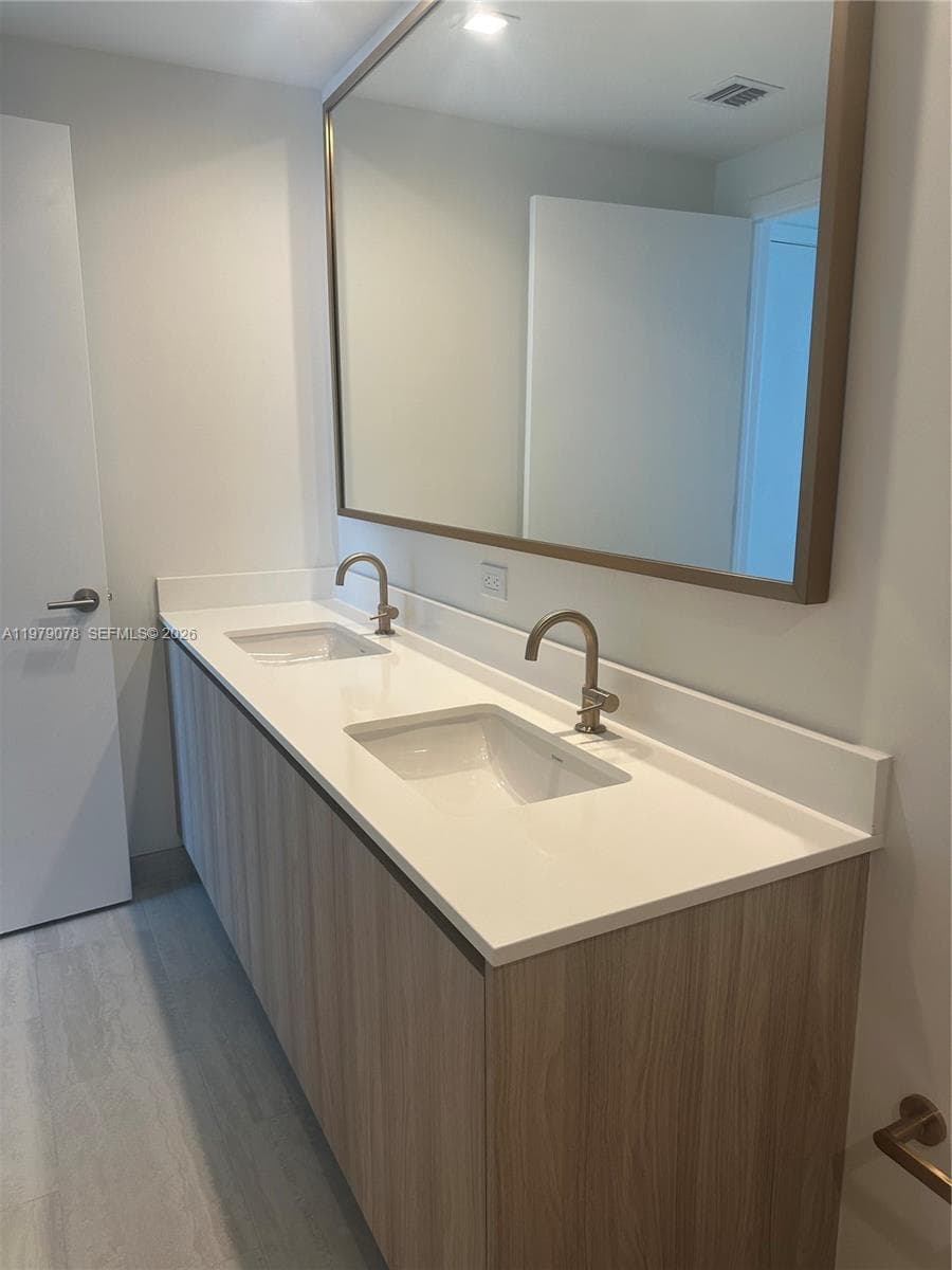 77 SE 5th # 2514, Miami FL 33131 — 6