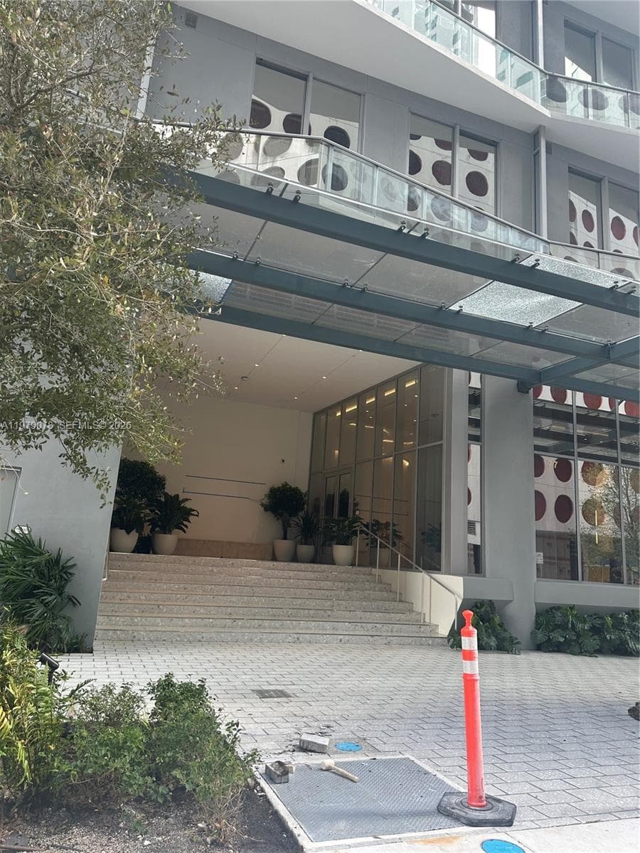 77 SE 5th # 2514, Miami FL 33131 — 17