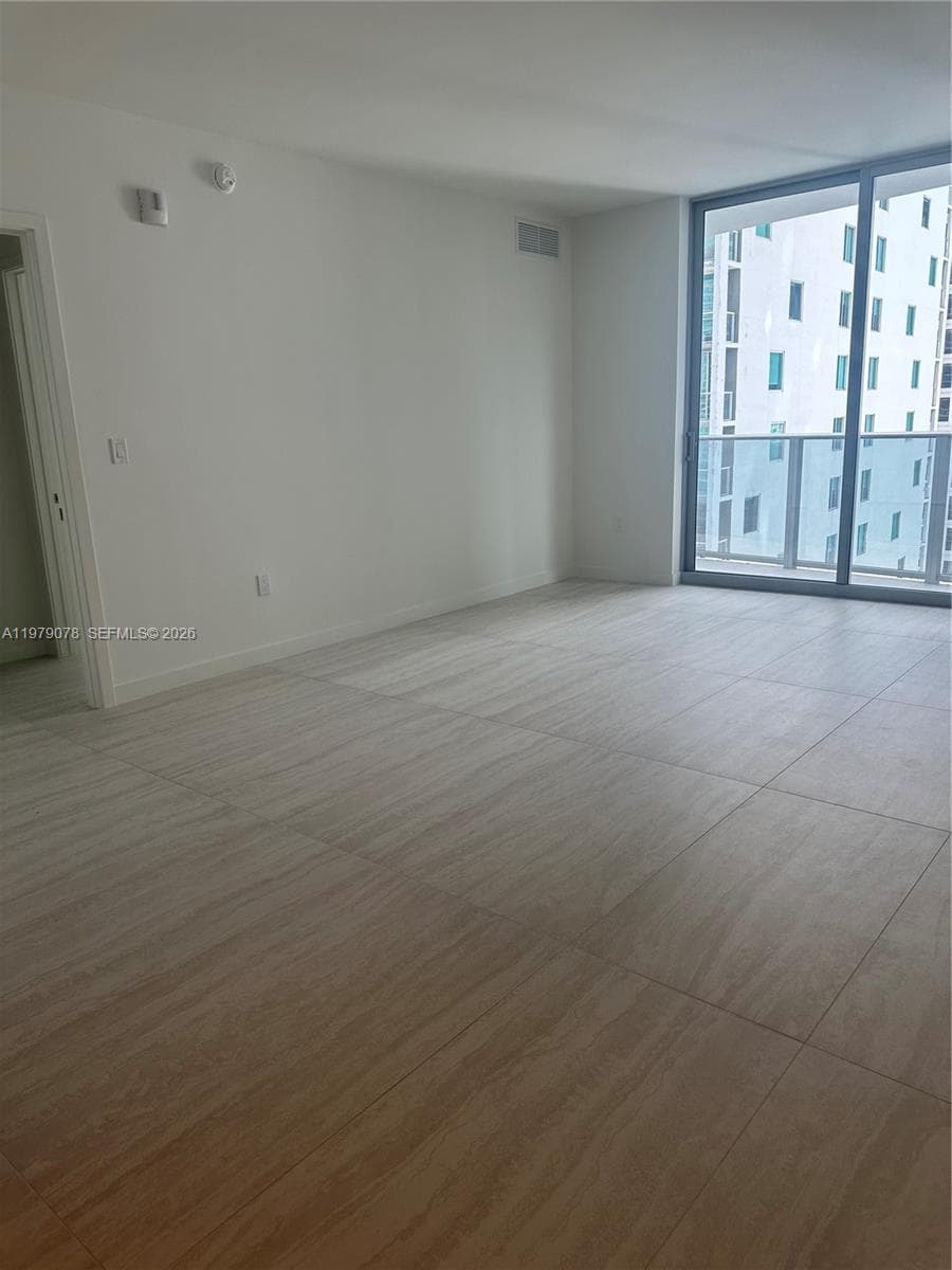 77 SE 5th # 2514, Miami FL 33131 — 3