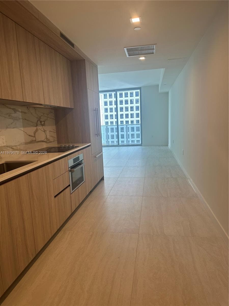 77 SE 5th # 2514, Miami FL 33131 — 1