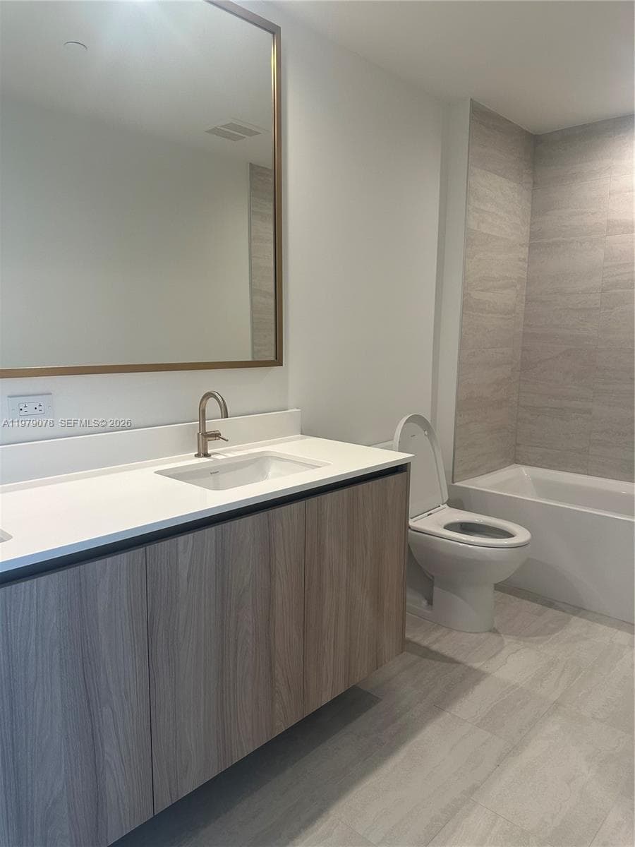 77 SE 5th # 2514, Miami FL 33131 — 4