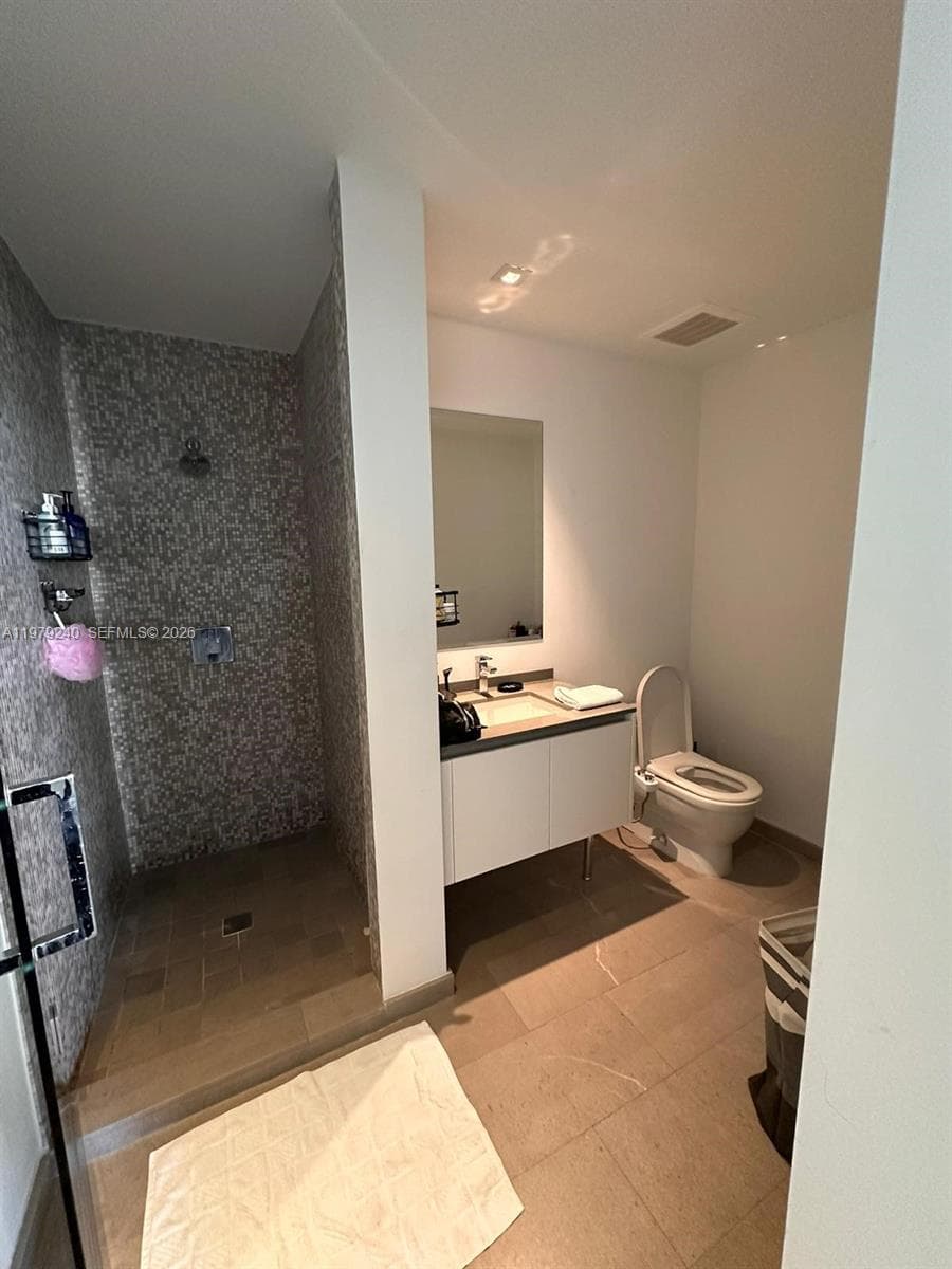 88 SW 7th St # 810, Miami FL 33130 — 8