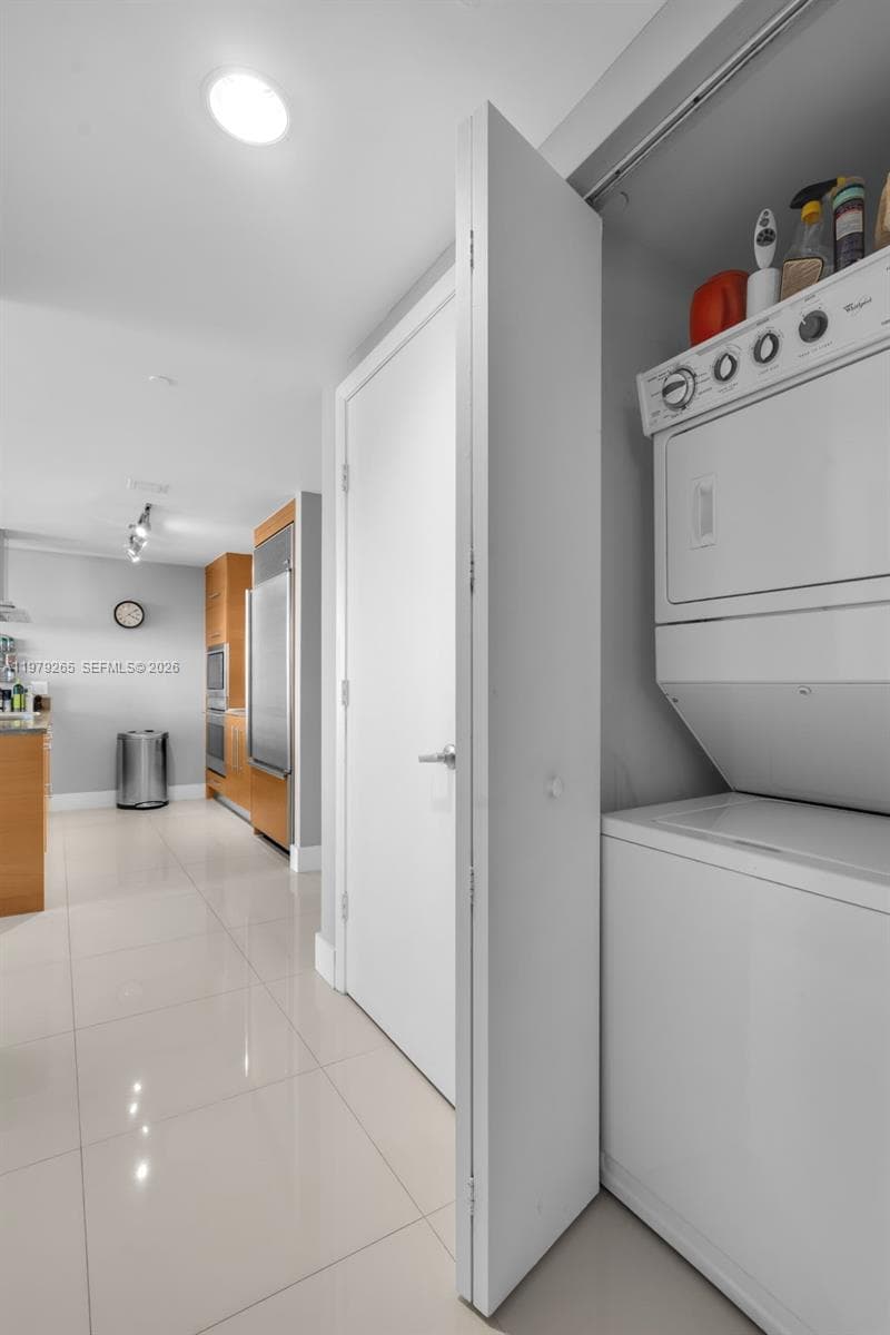 495 Brickell Ave # 2909, Miami FL 33131 — 17