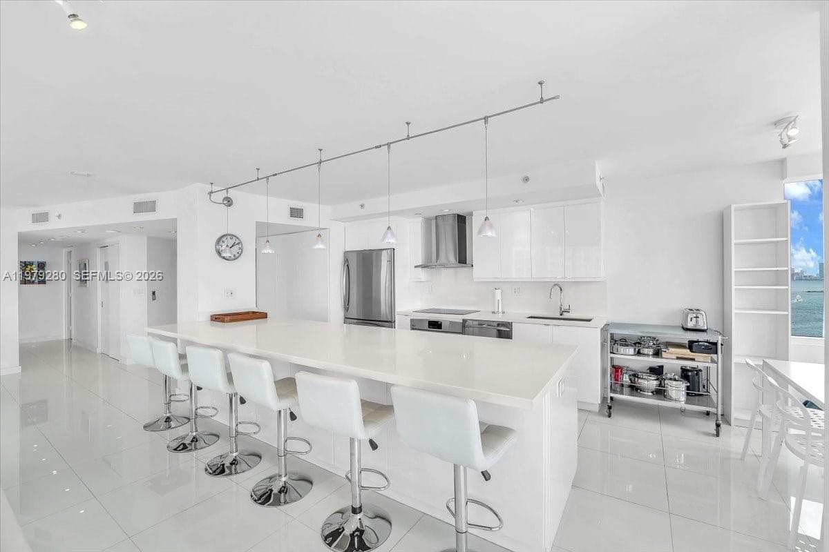 400 S Pointe Dr # 1910, Miami Beach FL 33139 — 16
