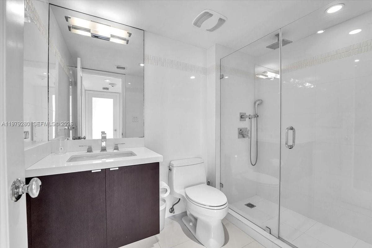 400 S Pointe Dr # 1910, Miami Beach FL 33139 — 32