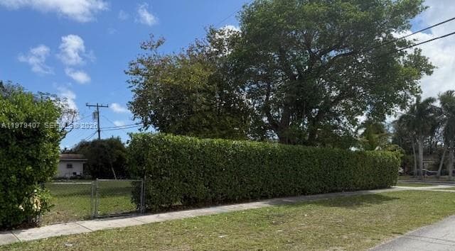 7325 SW 98th Ct, Miami FL 33173 — 35
