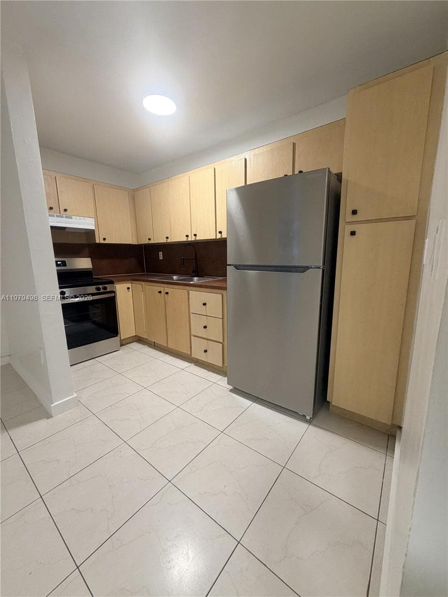 1525 NW 19th Ter # 15, Miami FL 33125 — 6