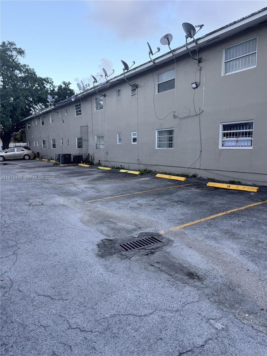 1525 NW 19th Ter # 15, Miami FL 33125 — 11