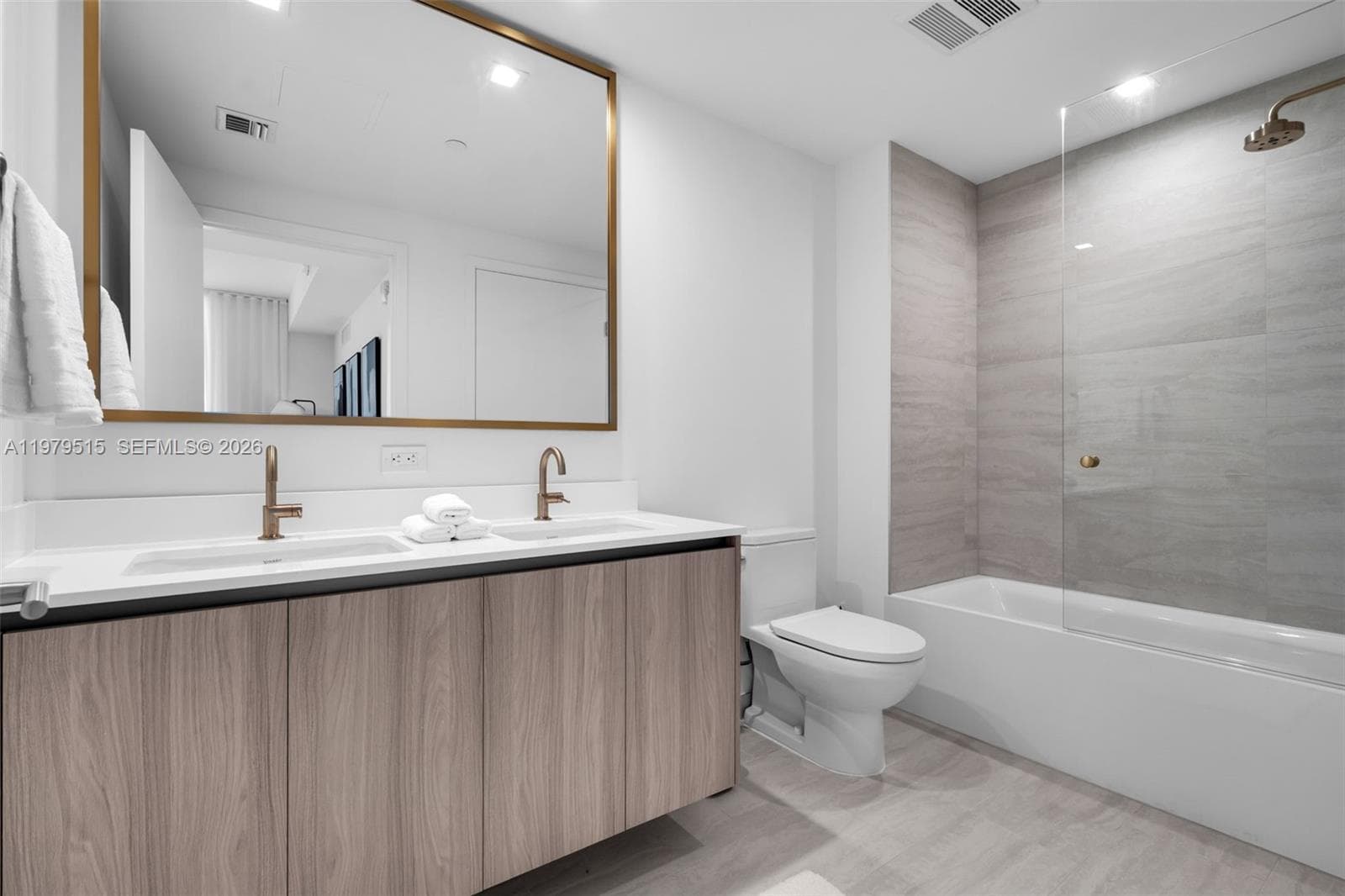 77 SE 5TH ST # 2405, Miami FL 33131 — 17