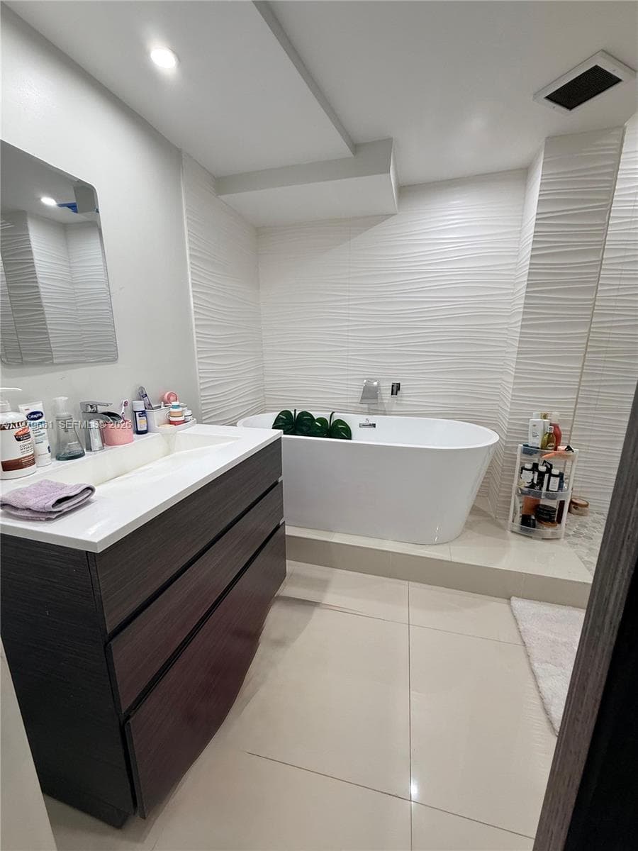 6039 Collins Ave # 635, Miami Beach FL 33140 — 6