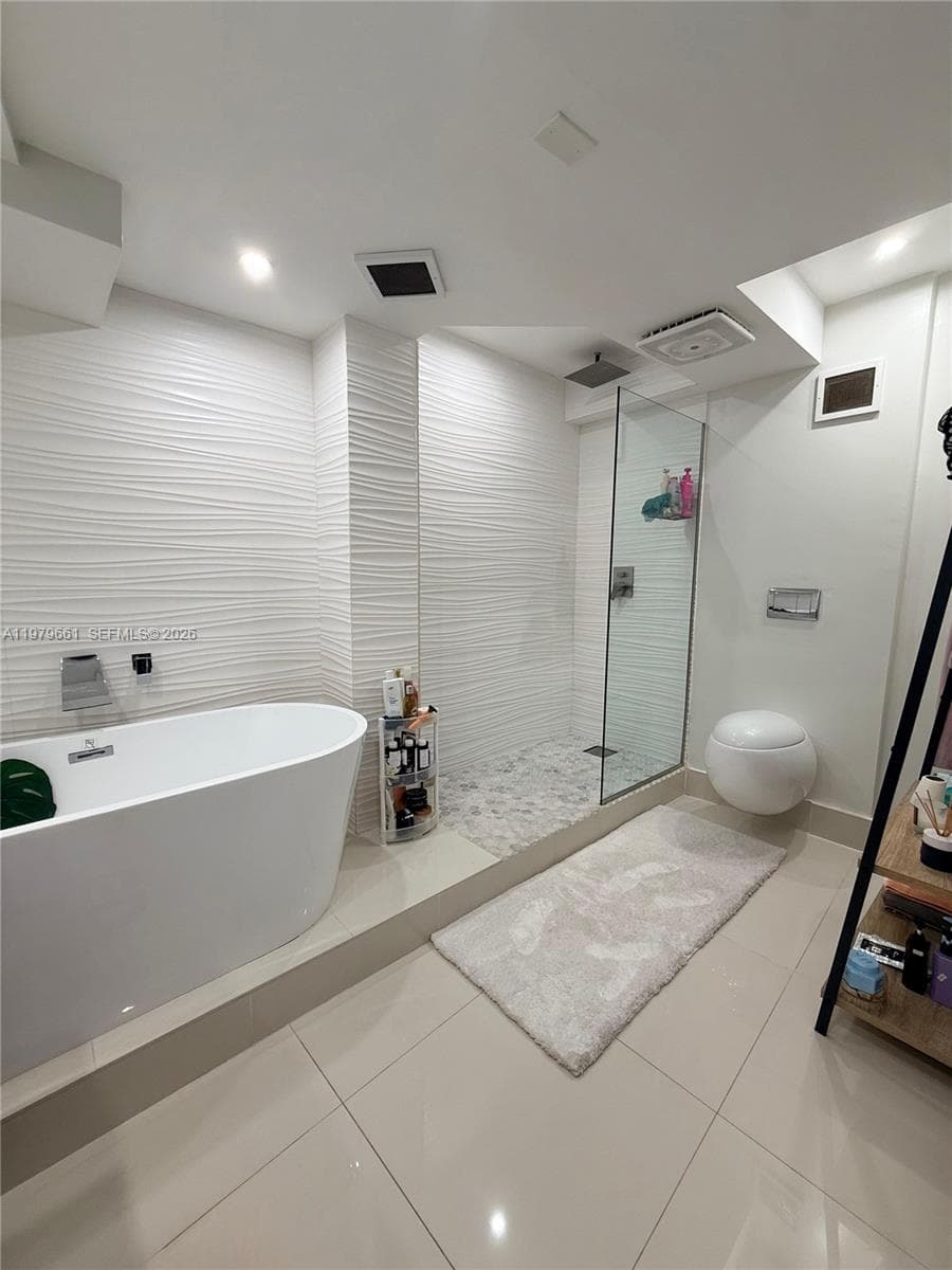 6039 Collins Ave # 635, Miami Beach FL 33140 — 7