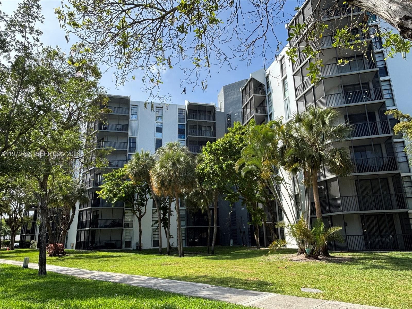 3301 N Country Club Dr # 211, Aventura FL 33180 — 1