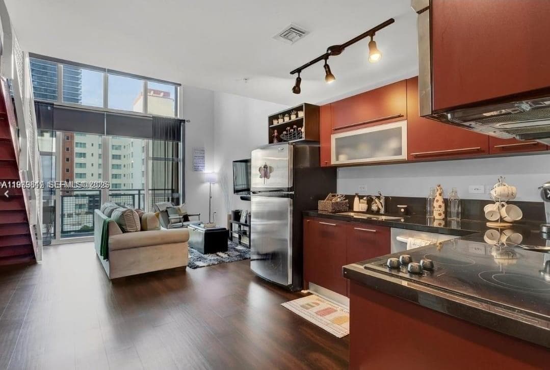 244 NE Biscayne Blvd # 440, Miami FL 33132 — 23