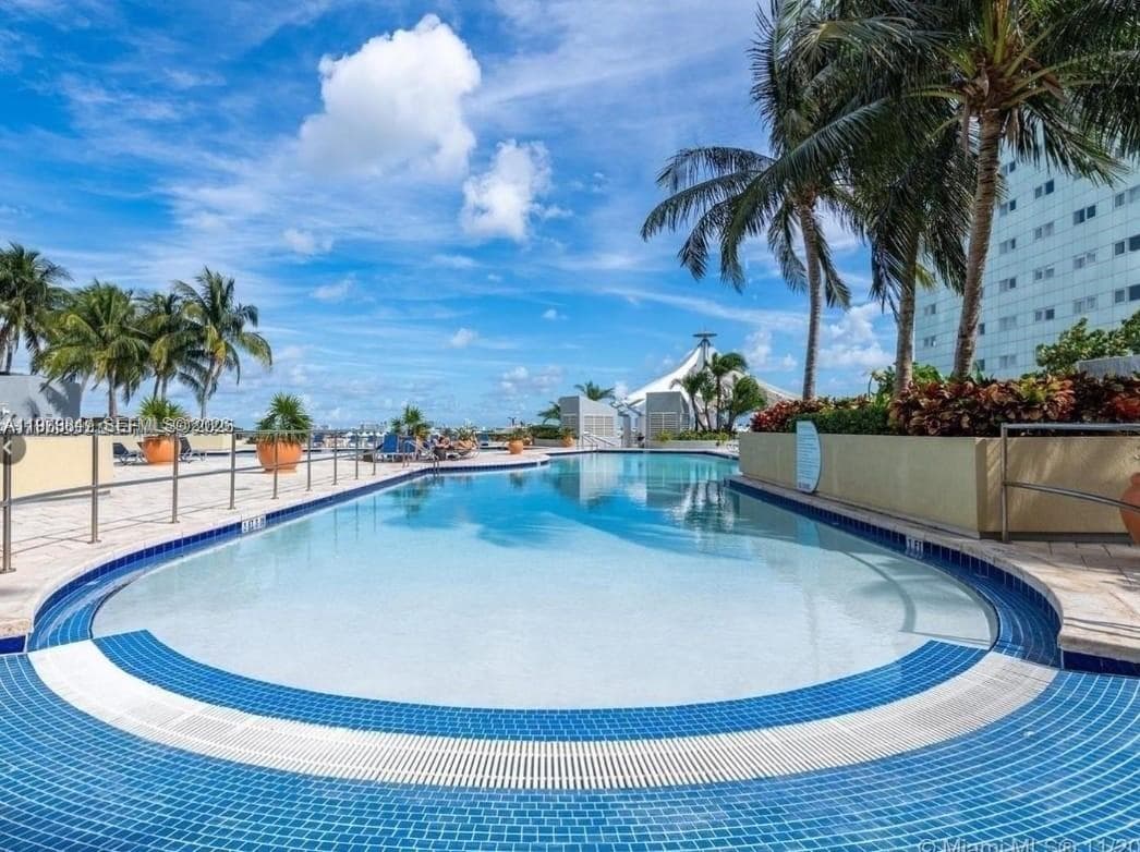 244 NE Biscayne Blvd # 440, Miami FL 33132 — 32