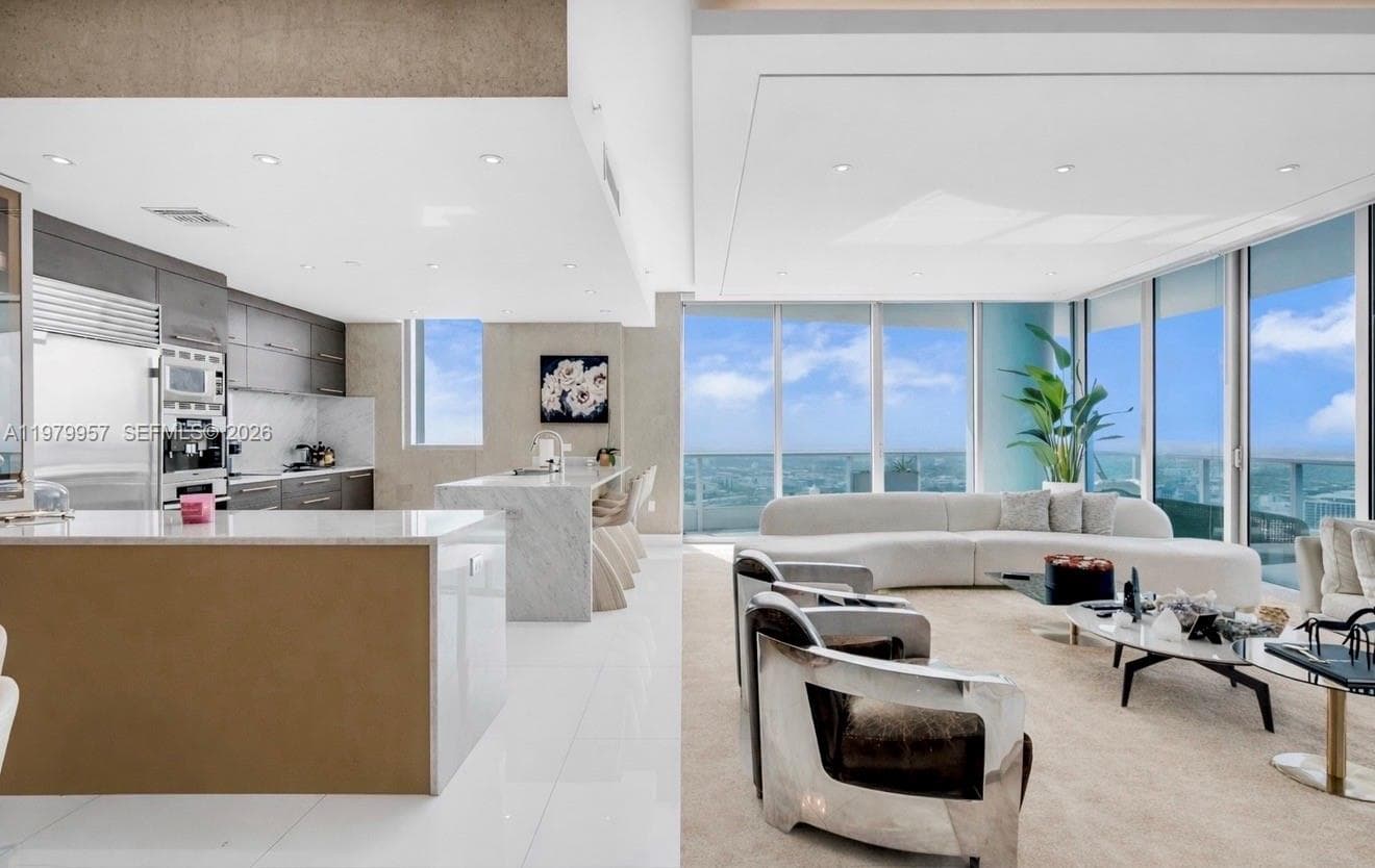 900 Biscayne Blvd, Miami FL 33132 — 11