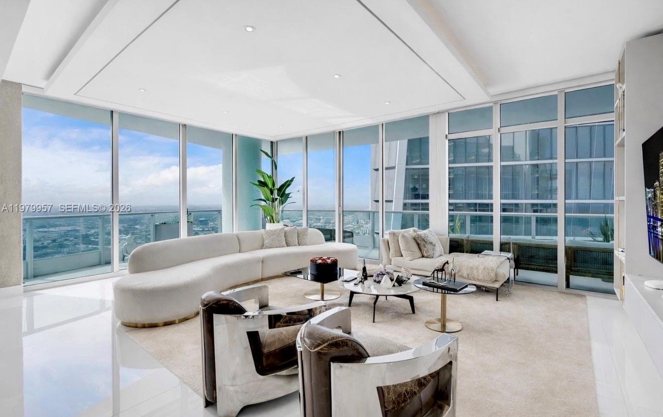 900 Biscayne Blvd, Miami FL 33132 — 4