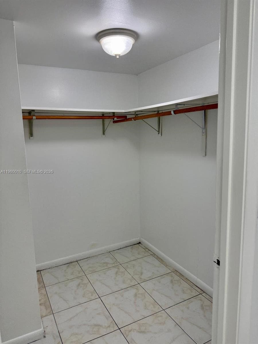 20850 San Simeon Way # 5, Miami FL 33179 — 25