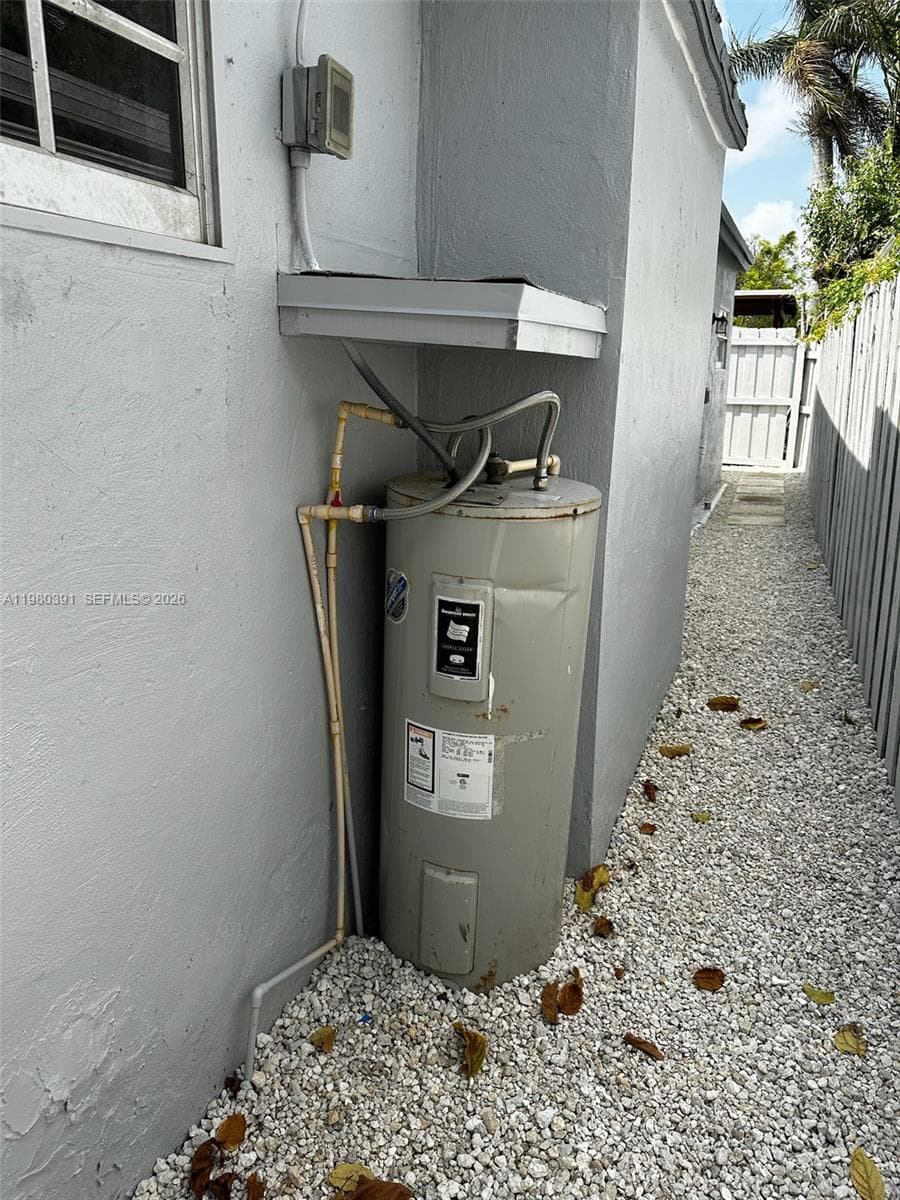 2223 NW 32nd St, Miami FL 33142 — 42