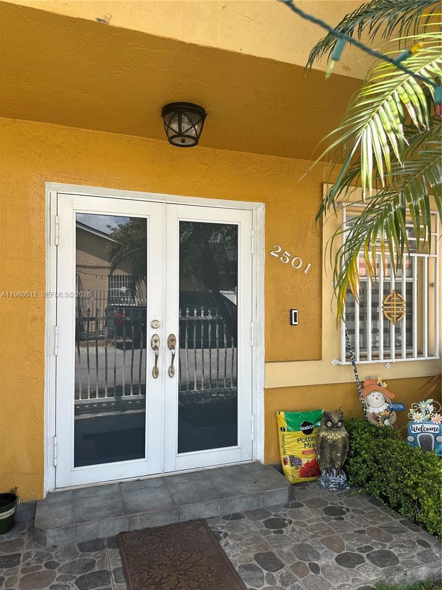2501 W 73rd Pl, Hialeah FL 33016 — 2