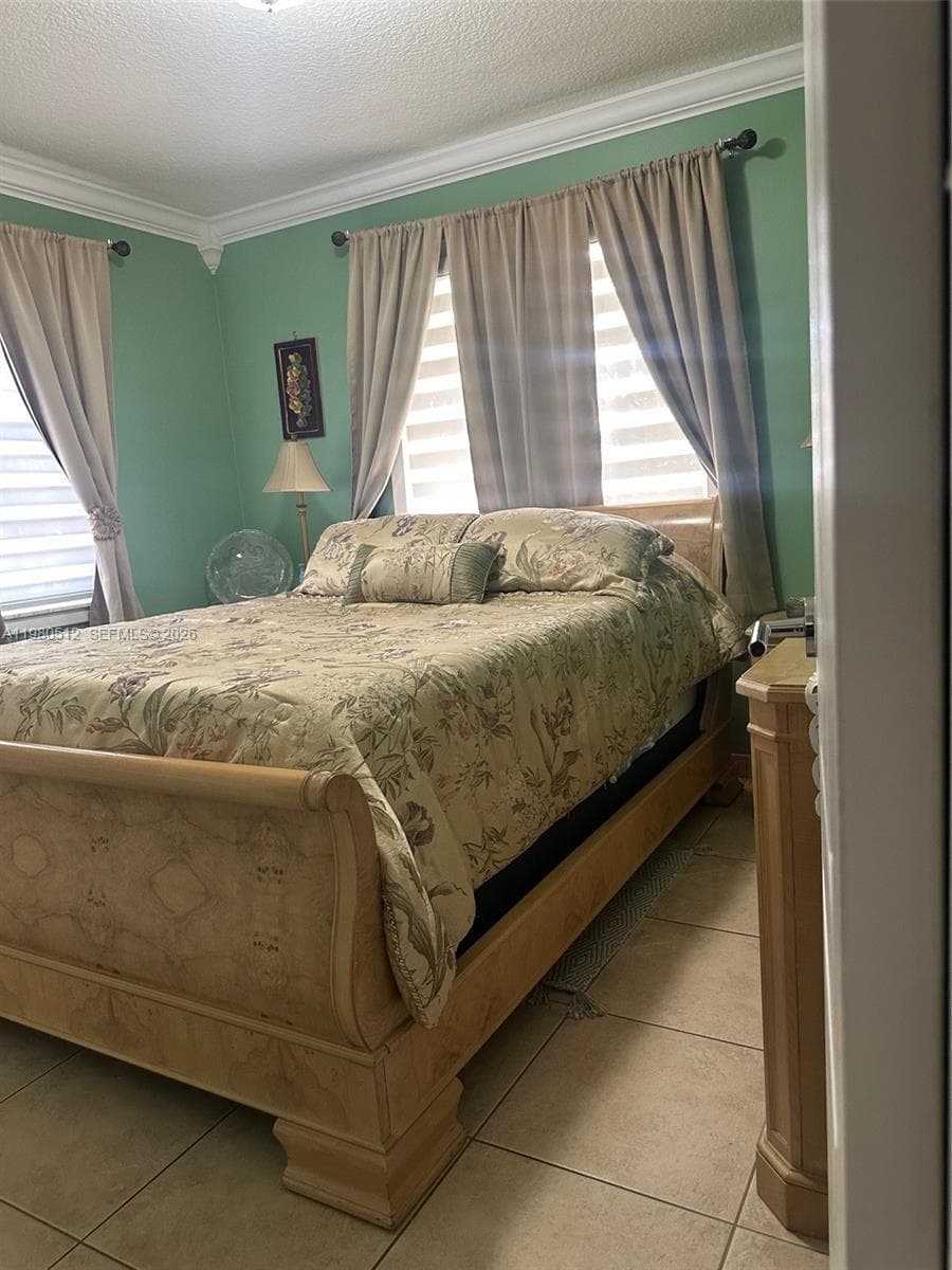 2501 W 73rd Pl, Hialeah FL 33016 — 8