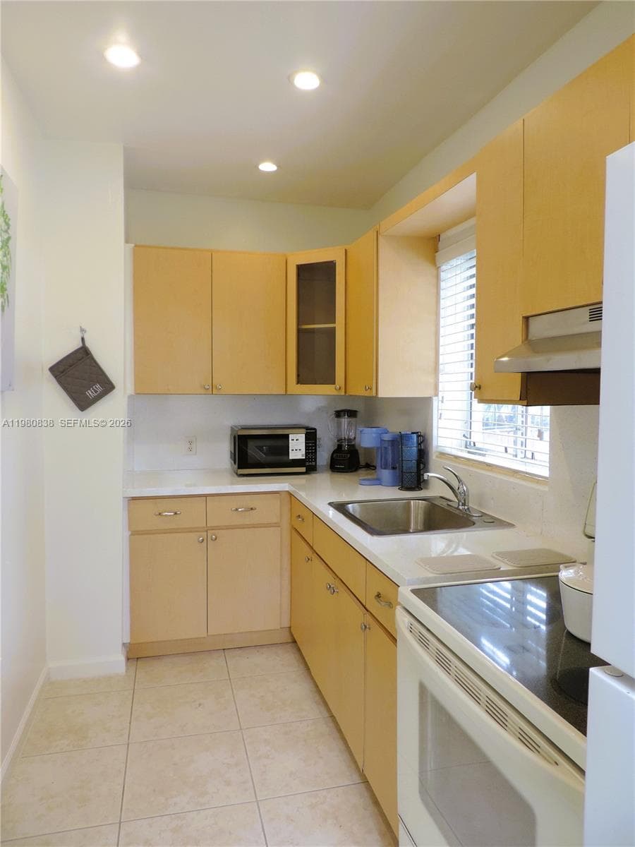 3134 SW 25th Ter, Miami FL 33133 — 20