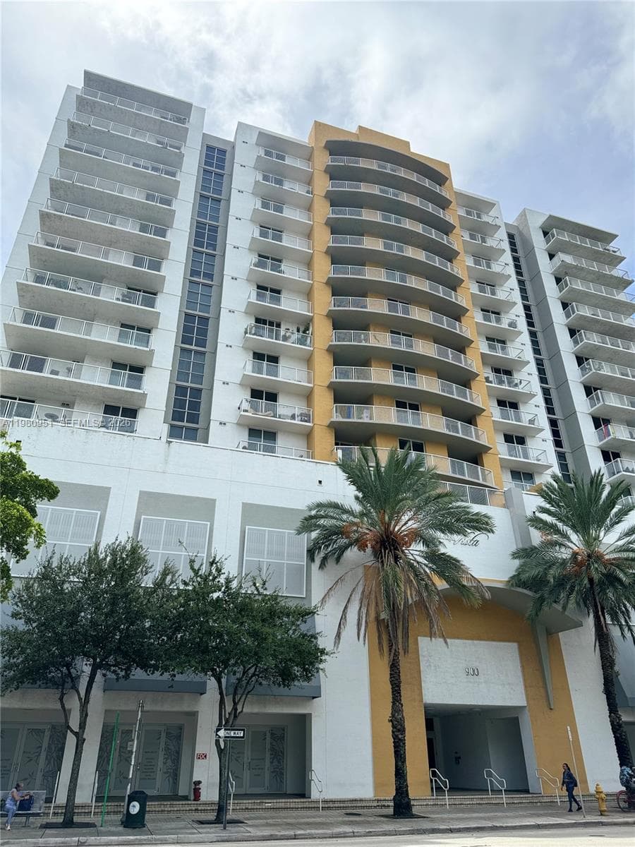 900 SW 8th St # 604, Miami FL 33130 — 1