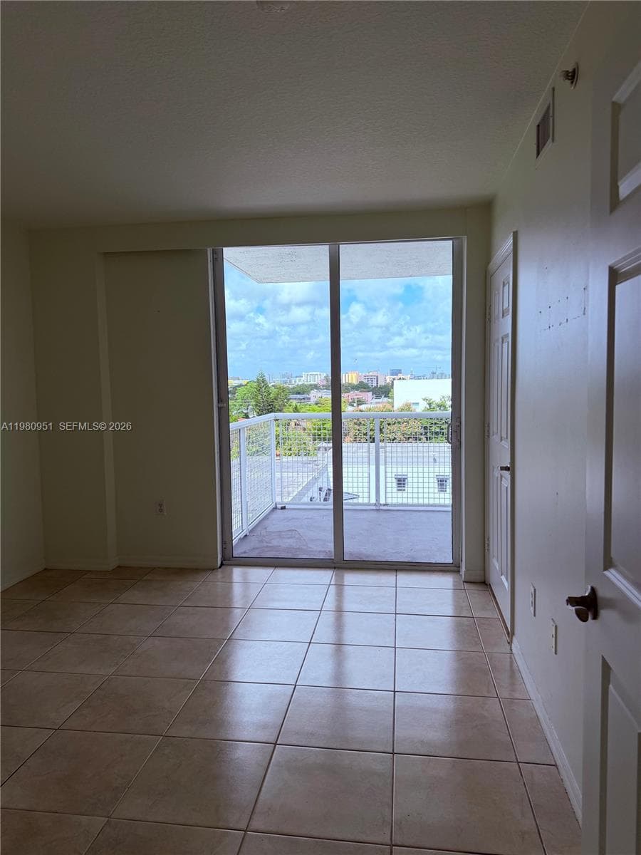 900 SW 8th St # 604, Miami FL 33130 — 33