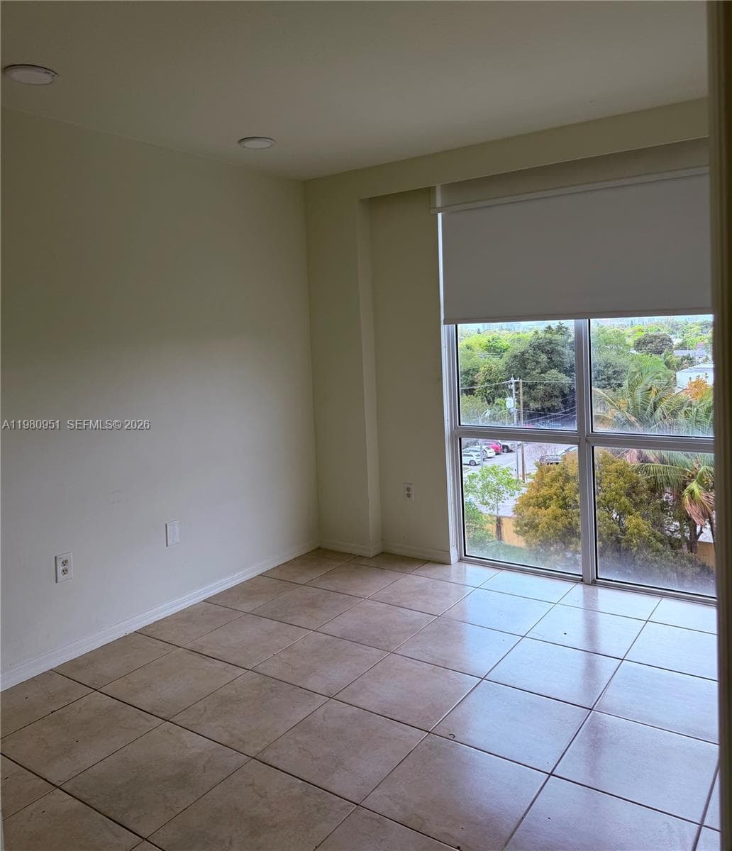 900 SW 8th St # 604, Miami FL 33130 — 37