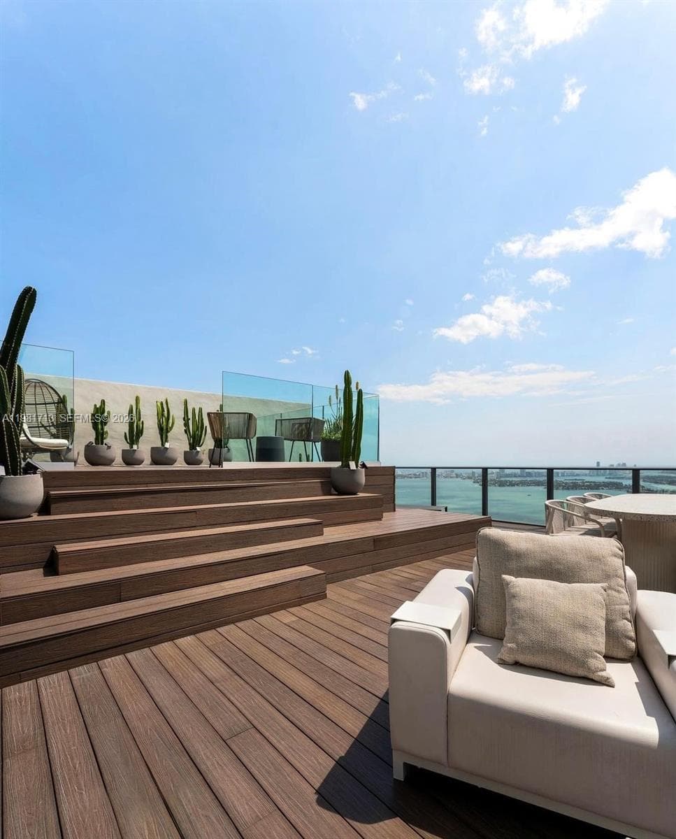 650 NE 32nd St, Miami FL 33137 — 14
