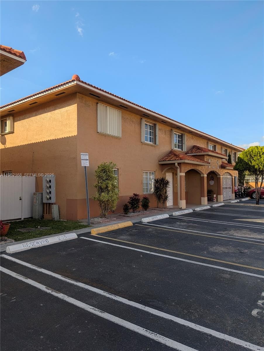 2485 W 76th St # 109, Hialeah FL 33016 — 1